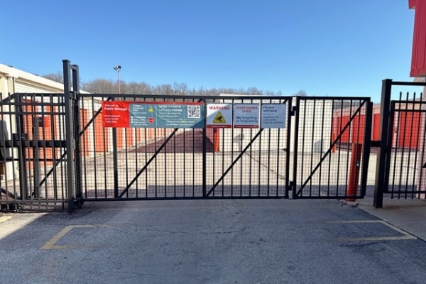 Facility photo: //images.sparefoot.com/medium/21580669f5facc610af.jpg