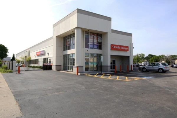 Facility photo: //images.sparefoot.com/medium/21580768ab12c8c1845.jpg