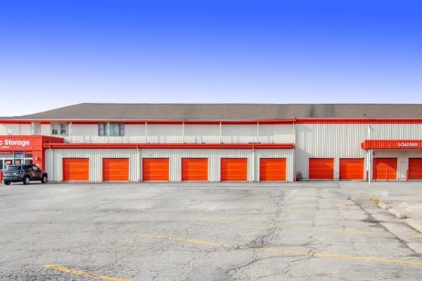 Facility photo: //images.sparefoot.com/medium/215808688f60b7c15eb.jpg