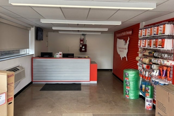 Facility photo: //images.sparefoot.com/medium/215808688f60b8bf15c.jpg
