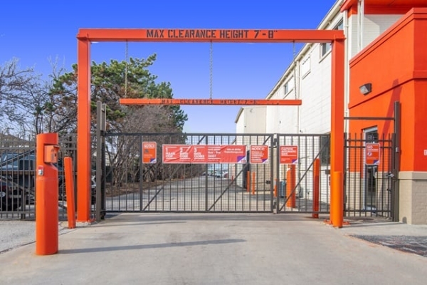Facility photo: //images.sparefoot.com/medium/215808688f60b9c378d.jpg