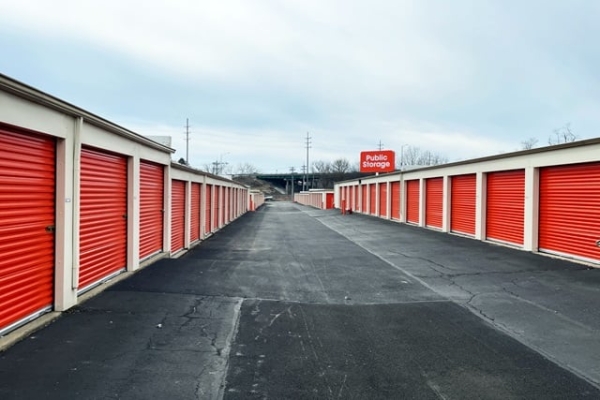 Facility photo: //images.sparefoot.com/medium/2158096967a44686d8e.jpg