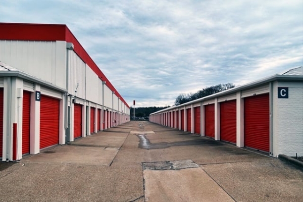 Facility photo: //images.sparefoot.com/medium/215810688e0e5b2afce.jpg