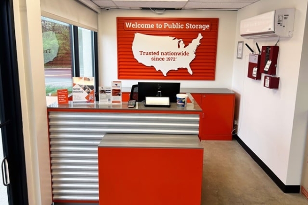 Facility photo: //images.sparefoot.com/medium/215810691f21f91e6e6.jpg