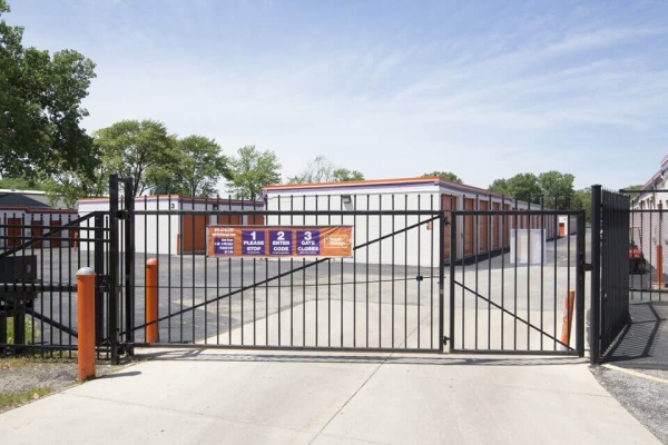 Facility photo: //images.sparefoot.com/medium/2158146985f76b6f148.jpg