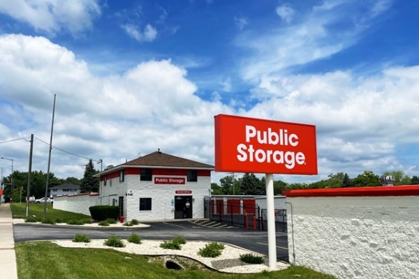 Facility photo: //images.sparefoot.com/medium/215819687f91850e4b7.jpg