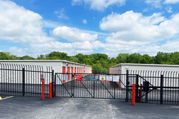 Facility photo: //images.sparefoot.com/medium/215819687f9187f06df.jpg