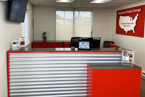 Facility photo: //images.sparefoot.com/medium/215819692b02f26d43f.jpg