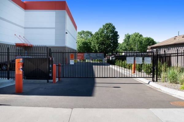 Facility photo: //images.sparefoot.com/medium/21582269e628f87bafa.jpg