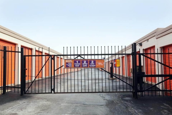 Facility photo: //images.sparefoot.com/medium/2158236877a5c5bd853.jpg