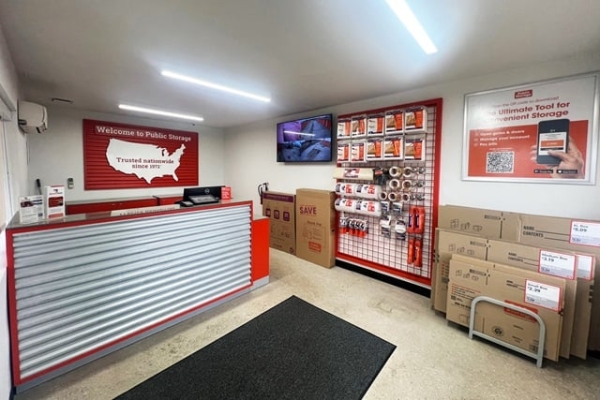 Facility photo: //images.sparefoot.com/medium/215824690f4f80edc63.jpg