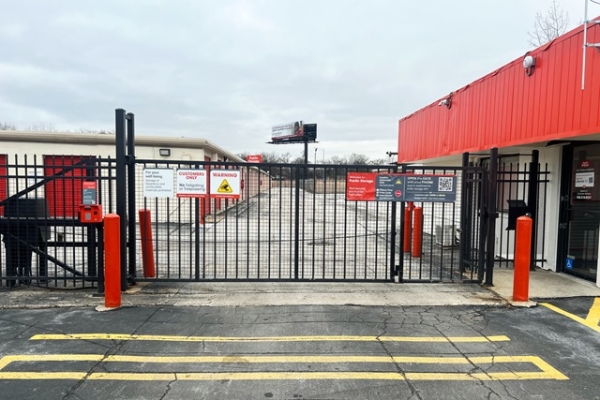 Facility photo: //images.sparefoot.com/medium/2158246a0c690f13194.jpg
