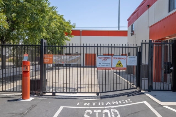 Storage Units at Public Storage - Pasadena - 888 S Fair Oaks Ave - 888 S Fair Oaks Ave