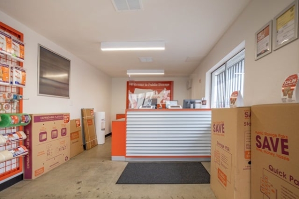 Facility photo: //images.sparefoot.com/medium/2158556a26c18fe2613.jpg
