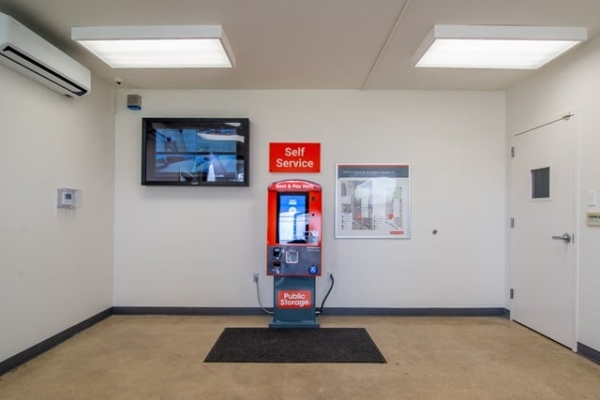 Facility photo: //images.sparefoot.com/medium/215856687cebe91d068.jpg