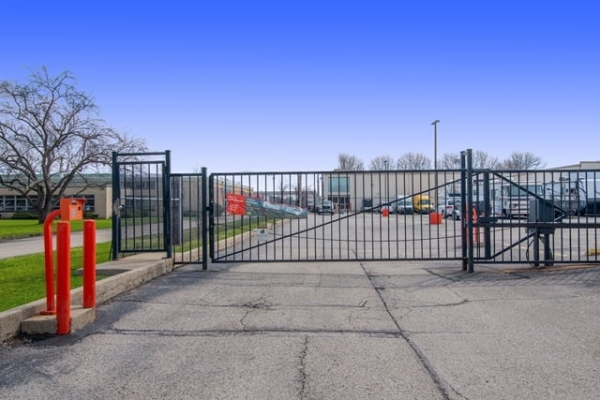 Facility photo: //images.sparefoot.com/medium/215856687cebea32937.jpg
