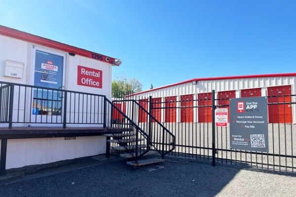 Facility photo: //images.sparefoot.com/medium/215866689357965f243.jpg