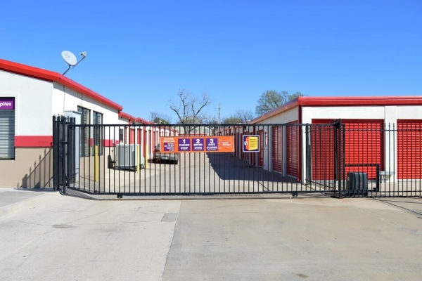 Facility photo: //images.sparefoot.com/medium/2158676914966d95742.jpg