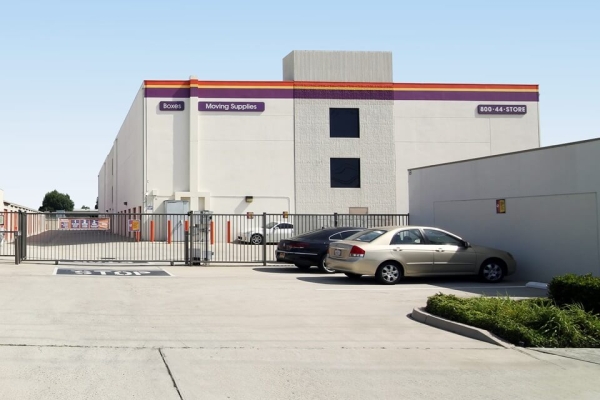 Facility photo: //images.sparefoot.com/medium/215868687b9cef66e29.jpg