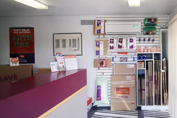 Facility photo: //images.sparefoot.com/medium/215868687b9cf140c2f.jpg