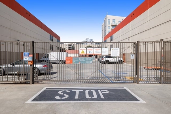 Facility photo: //images.sparefoot.com/medium/215873693c281f98690.jpg