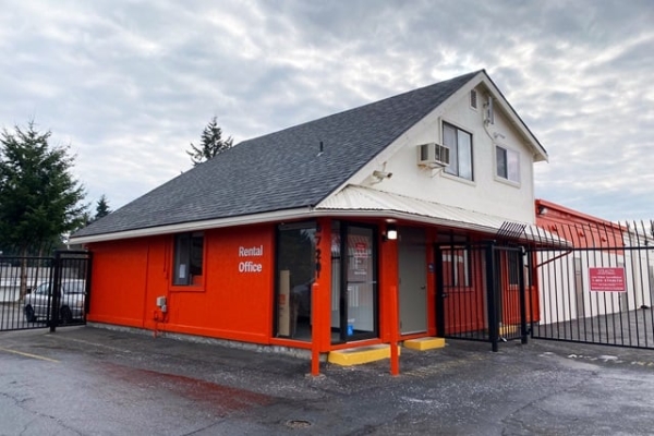 Facility photo: //images.sparefoot.com/medium/2158786877a788a799f.jpg