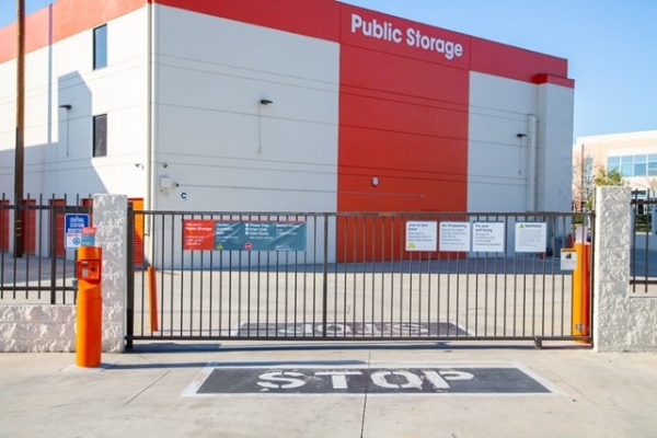 Facility photo: //images.sparefoot.com/medium/215882688e10ba3d1a6.jpg