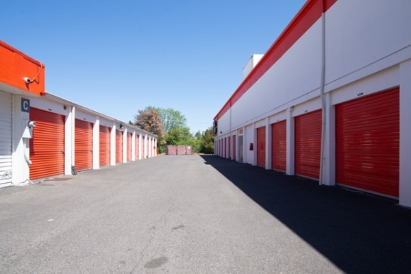 Facility photo: //images.sparefoot.com/medium/215887688cbf32325e2.jpg