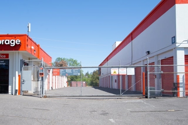 Facility photo: //images.sparefoot.com/medium/215887688cbf3417d04.jpg