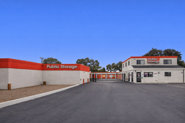 Facility photo: //images.sparefoot.com/medium/21589069f5fbd99df75.jpg