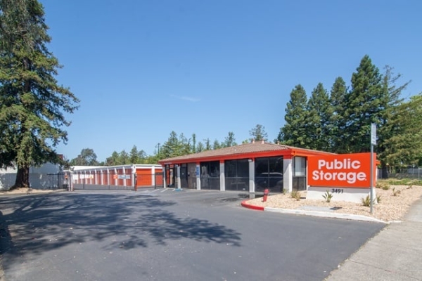 Facility photo: //images.sparefoot.com/medium/2158926877a7275c9f3.jpg