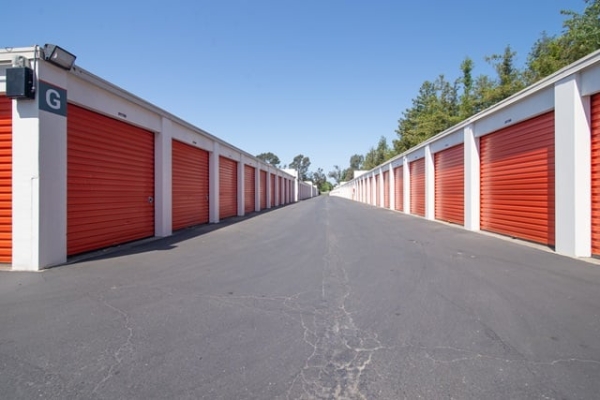 Facility photo: //images.sparefoot.com/medium/2158926877a72860fbf.jpg