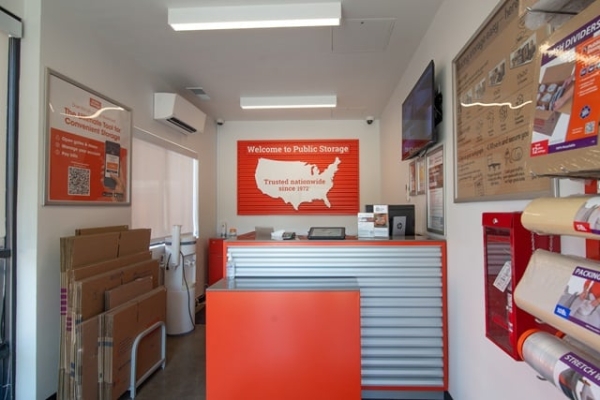 Facility photo: //images.sparefoot.com/medium/2158926877a7297818d.jpg