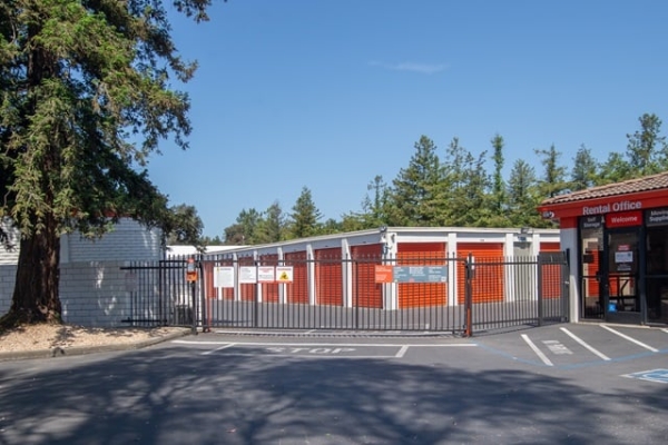 Facility photo: //images.sparefoot.com/medium/2158926877a72a703ca.jpg