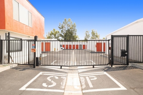 Facility photo: //images.sparefoot.com/medium/21589568de7c6a5c8a8.jpg