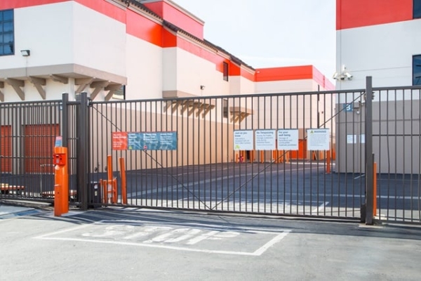 Facility photo: //images.sparefoot.com/medium/2158966890b3080f254.jpg