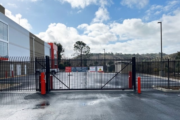 Facility photo: //images.sparefoot.com/medium/215899688cbe5f8d8d1.jpg