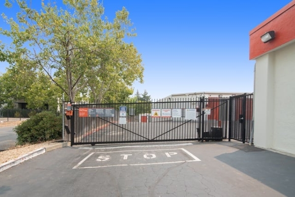 Facility photo: //images.sparefoot.com/medium/215902688cbf3a2c8f1.jpg