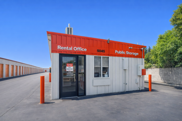 Facility photo: //images.sparefoot.com/medium/21590569e3889414b37.jpg