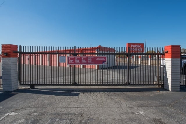 Facility photo: //images.sparefoot.com/medium/21591568b1a90dd10a2.jpg