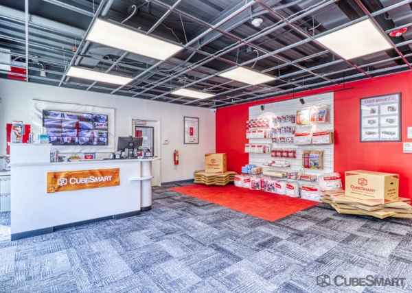 Facility photo: //images.sparefoot.com/medium/215918689476640c173.jpg