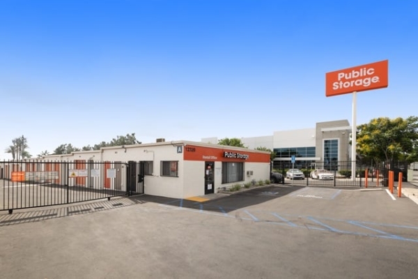 Facility photo: //images.sparefoot.com/medium/215928687b9c790a6e7.jpg