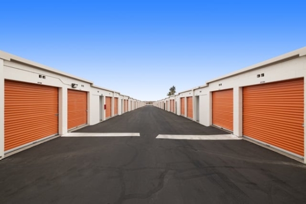Facility photo: //images.sparefoot.com/medium/215928687b9c7a16e92.jpg