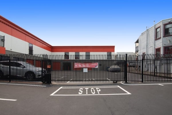 Facility photo: //images.sparefoot.com/medium/2159356883842daef5e.jpg