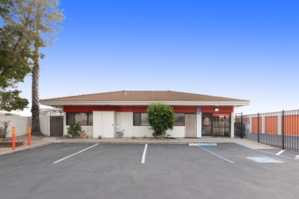 Facility photo: //images.sparefoot.com/medium/215936688f62892d5b2.jpg