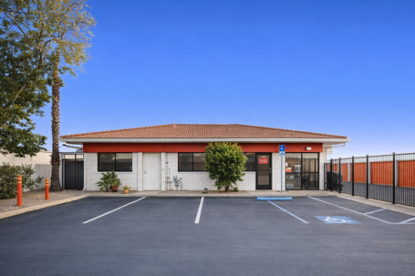 Facility photo: //images.sparefoot.com/medium/21593669e62c1f82b83.jpg