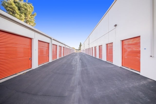 Facility photo: //images.sparefoot.com/medium/2159396890b37fd8ef6.jpg