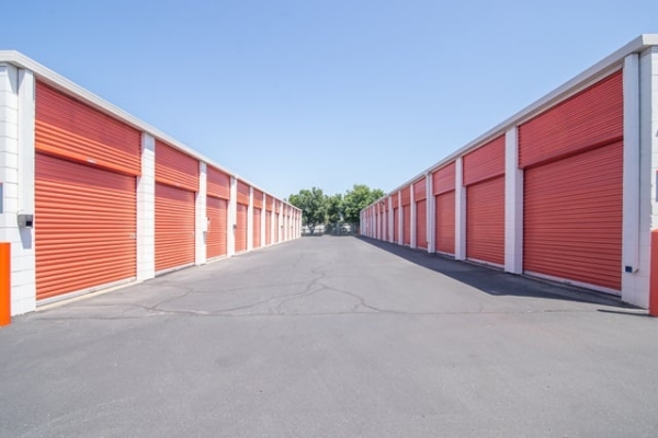 Facility photo: //images.sparefoot.com/medium/215941688e0ff1a6d54.jpg