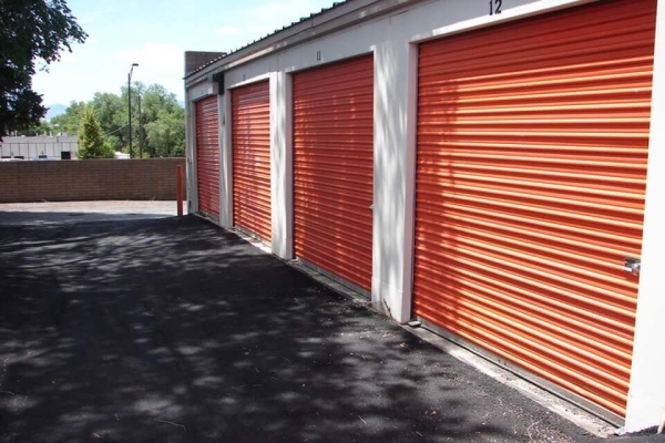 Facility photo: //images.sparefoot.com/medium/215944688cbdf24eb60.jpg