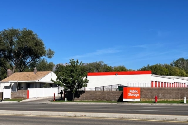 Facility photo: //images.sparefoot.com/medium/215944688e107eaa557.jpg